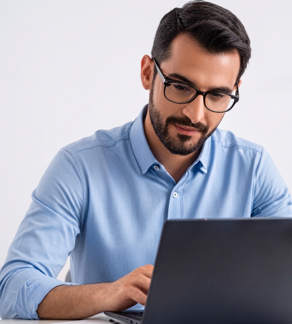 Un enseignant devant son ordinateur portable