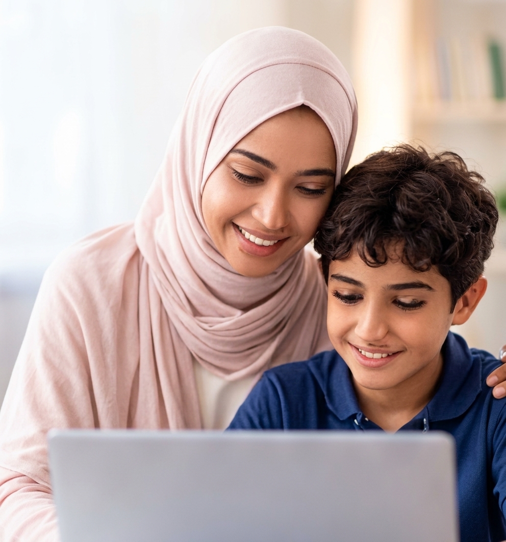 Une mère et son fils devant l'ordinateur